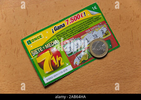 November 2019. Spanien. Nahaufnahme eines einmal benutzt es sogar und eine Hälfte' Scratch Ticket, auf dem es eine Euro Münze. Stockfoto
