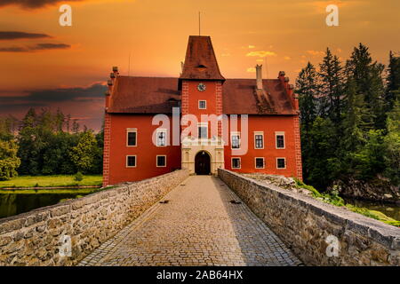 Das rote Schloss Cervena Lhota auf einen Sonnenuntergang. Der Tschechischen Republik. Stockfoto