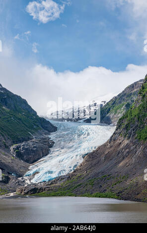 Bear Gletscher in der Nähe von Stewart in British Columbia im Sommer mit interessanten Wolken. Stockfoto