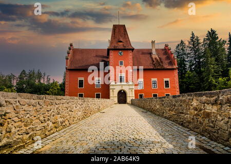 Das rote Schloss Cervena Lhota auf einen Sonnenuntergang. Der Tschechischen Republik. Stockfoto