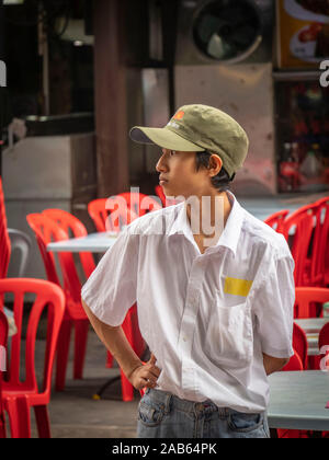 Malaysische Jugendliche tragen Mütze mit china-Star auf dem Jalan Alor Food Street Market in Kuala Lumpur Malaysia Stockfoto