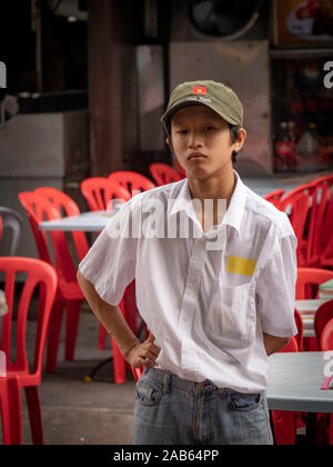 Malaysische Jugendliche tragen Mütze mit china-Star auf dem Jalan Alor Food Street Market in Kuala Lumpur Malaysia Stockfoto