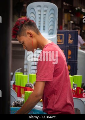 Malaysische Jugend in Jalan Alor Food Street Markt in Kuala Lumpur, Malaysia Stockfoto