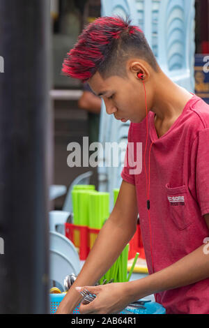 Malaysische Jugend in Jalan Alor Food Street Markt in Kuala Lumpur, Malaysia Stockfoto