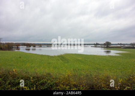 Überflutet Cheshire Ackerland während der Stürme und Starkregen von Herbst 2019 an den Flussauen an der Englischen walisischen Grenze an Farndon und Holt Stockfoto