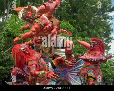 KUTA, Indonesien - März 16, 2018: Nahaufnahme der Dorfbewohner Bewegen eines ogoh-ogoh Statue für das neue Jahr Parade bei Kuta. Stockfoto