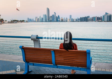 Weibliche Touristen genießen Cityscape Abu Dhabi in den VEREINIGTEN ARABISCHEN EMIRATEN Stockfoto