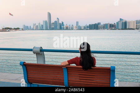 Weibliche Touristen genießen Cityscape Abu Dhabi in den VEREINIGTEN ARABISCHEN EMIRATEN Stockfoto