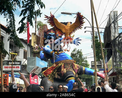 KUTA, Indonesien - März, 16, 2018: Die dorfbewohner Bewegen eines ogoh-ogoh Statue für das neue Jahr Parade bei Kuta auf Bali Stockfoto