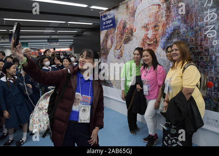 Tokio, Japan. 25 Nov, 2019. Eine Gruppe von Menschen aus den Philippinen ein Foto neben einem Wandbild mit dem Bild von Papst Franziskus auf Anzeige an der Tokyo Dome, kurz vor dem Papst Franziskus Masse hat Tausenden von Menschen in Japan, die Masse ist eine der Aktivitäten von Papst Franziskus während seiner Reise durch einige asiatische Länder. Foto am 25. November 2019 berücksichtigt. Foto: Ramiro Agustin Vargas Tabares Credit: Ramiro Agustin Vargas Tabares/ZUMA Draht/Alamy leben Nachrichten Stockfoto