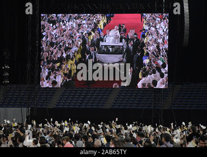 Tokio, Japan. 25 Nov, 2019. Ein großer Bildschirm zeigt die Ankunft von Papst Franziskus auf dem Papamobil im Tokyo Dome in Japan, in dem er die Masse an Tausende von Menschen in Japan gab, die Masse ist eine der Aktivitäten von Papst Franziskus während seiner Reise durch einige asiatische Länder. Foto am 25. November 2019 berücksichtigt. Foto: Ramiro Agustin Vargas Tabares Credit: Ramiro Agustin Vargas Tabares/ZUMA Draht/Alamy leben Nachrichten Stockfoto