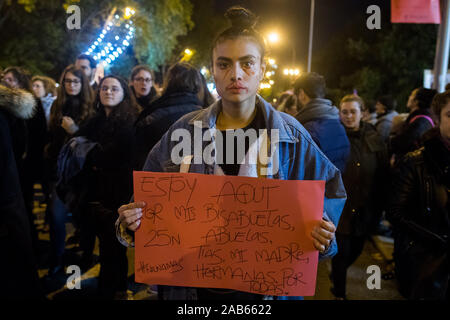 Madrid, Spanien. November 25th, 2019. Eine Frau mit einem Plakat und mit gefälschten Blut im Gesicht während einer Demonstration, die der Internationale Tag für die Beseitigung der Gewalt gegen Frauen zu kennzeichnen. Credit: Marcos del Mazo/Alamy leben Nachrichten Stockfoto