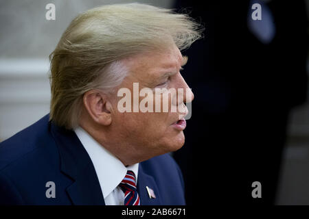 Washington, United States. 25 Nov, 2019. US-Präsident Donald J. Trumpf liefert Erläuterungen zu den Mitgliedern der Mittel bei einem Treffen mit dem Ministerpräsidenten von Bulgarien Boyko Borisov (nicht dargestellt), im Oval Office des Weißen Hauses in Washington, DC, USA, 25. November 2019. Trump hosts Borisov, um die Sicherheit unter den NATO-Verbündeten und die Stabilität in der Region zu diskutieren. Pool Foto von Michael Reynolds/UPI Quelle: UPI/Alamy leben Nachrichten Stockfoto