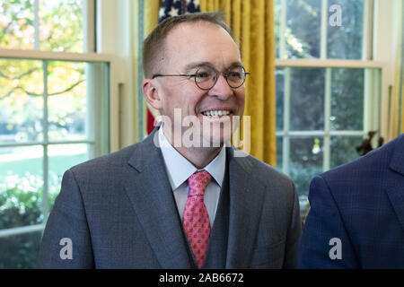 Washington, United States. 25 Nov, 2019. Der Stabschef im Weißen Haus Mick Mulvaney steht im Oval Office während des Treffens von US-Präsident Donald J. Trumpf und dem Ministerpräsidenten von Bulgarien Boyko Borisov, im Weißen Haus in Washington, DC, USA, 25. November 2019. Trump hosts Borisov, um die Sicherheit unter den NATO-Verbündeten und die Stabilität in der Region zu diskutieren. Pool Foto von Michael Reynolds/UPI Quelle: UPI/Alamy leben Nachrichten Stockfoto