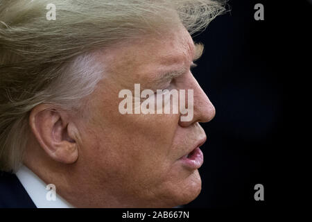 Washington, United States. 25 Nov, 2019. US-Präsident Donald J. Trumpf liefert Erläuterungen zu den Mitgliedern der Mittel bei einem Treffen mit dem Ministerpräsidenten von Bulgarien Boyko Borisov (nicht dargestellt), im Oval Office des Weißen Hauses in Washington, DC, USA, 25. November 2019. Trump hosts Borisov, um die Sicherheit unter den NATO-Verbündeten und die Stabilität in der Region zu diskutieren. Pool Foto von Michael Reynolds/UPI Quelle: UPI/Alamy leben Nachrichten Stockfoto