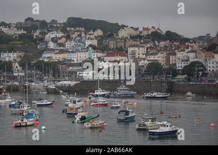 Mit Blick auf die Häuser der Umgebung St Peters Port bei der Ankunft in Guernsey Stockfoto
