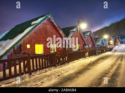 Berg Haus im Schnee bei Nacht Stockfoto