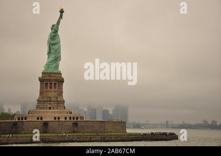 Freiheitsstatue und Manhattan an einem bewölkten Tag Stockfoto