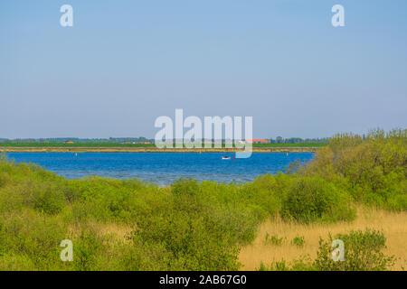 Blick auf die Stadt von den Dünen von Tholen, beliebte Urlaubsort in Zeeland, Niederlande Stockfoto