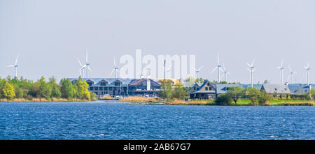 Stadt Landschaft von Tholen mit Wasser, Oosterschelde, Bergsebdiepsluis, Zeeland, Niederlande Stockfoto