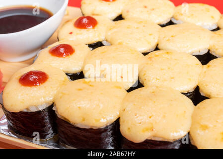 Eine grosse Auswahl an Brötchen mit Käse Kappen. Close-up. Stockfoto