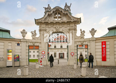 Wien, ÖSTERREICH - NOVEMBER 2019: Menschen in die gated Eingang zum Schloss Belvedere, einem barocken historischen Gebäude in Wien Stockfoto