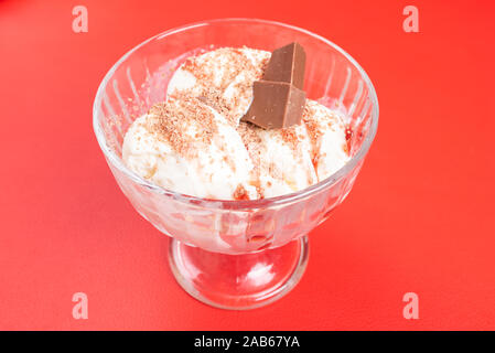 Eis Kugeln in einer Vase. Mit einem Stück Schokolade. Stockfoto