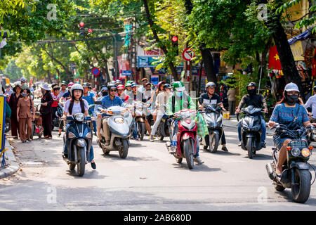 Hanoi, Vietnam - 18. Oktober 2019: Straßen mit viel Verkehr in der Hauptstadt Hanoi - hauptsächlich Motorroller, Fahrräder und mopeds Stockfoto