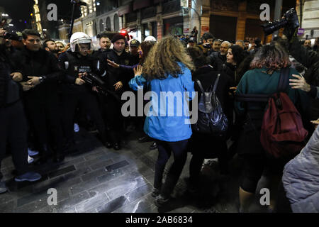 Istanbul, Türkei. 25 Nov, 2019. Polizisten mit Pfefferspray eine Kleine Gruppe von Demonstranten während des Internationalen Tages zur Beseitigung der Gewalt gegen Frauen Rallye im Stadtteil Beyoglu in Istanbul, Türkei zerstreuen am 25. November 2019. Credit: Jason Dean/ZUMA Draht/Alamy leben Nachrichten Stockfoto