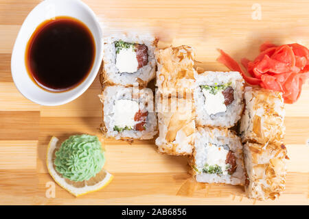 Getrockneter Thunfisch panade Rollen mit verschiedenen Füllungen. Close-up. Stockfoto