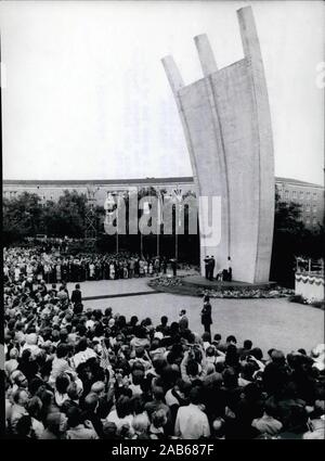 Juli 15, 1978 - Berlin, West Germany - der US-amerikanische Präsident Jimmy Carter besucht den "Platz der Luftbruck'' auf der offiziellen zweitägigen Staatsbesuch in Westdeutschland. Er wurde von seiner Frau und seiner Tochter begleitet. Nach dem Ende seiner offiziellen Besuch Carter in Bonn bleiben wird die World-Economic-Gipfel am 16./17. zu besuchen. Eine große Volksmenge aus Berlin Menschen warteten darauf, dass der amerikanische Präsident, und er kam zu den "Platz der Luftbrucke'' (Denkmal für die Air-Lift). (Bild: © Keystone Bilder USA/ZUMAPRESS.com) Stockfoto