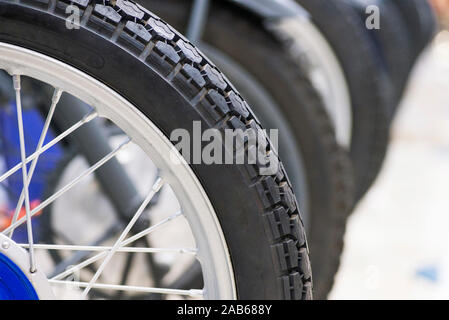 Nahaufnahme der klassischen Motorrad Reifenprofil. Close-up Beschützer der Reifen-service. Stockfoto