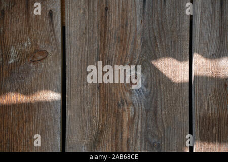 Detail der Verwitterten verwendet Holzbohlen mit Sonnenlicht und Schatten Stockfoto