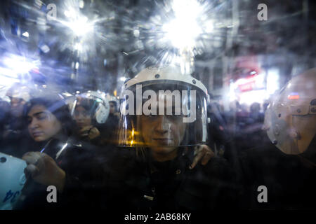 Istanbul, Türkei. 25 Nov, 2019. Eine Frau, die Bereitschaftspolizei Offizier steht während der Internationalen Tag für die Beseitigung der Gewalt gegen Frauen Rally im Stadtteil Beyoglu in Istanbul, Türkei am 25. November 2019. Credit: Jason Dean/ZUMA Draht/Alamy leben Nachrichten Stockfoto