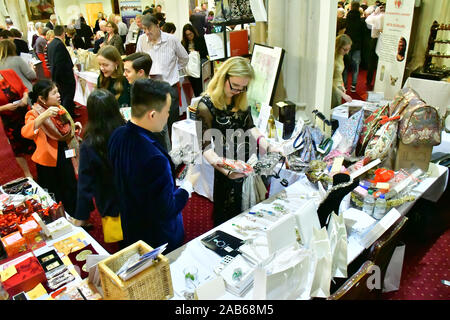London, Großbritannien. 25. Nov 2019. Verehrte Prinzessin Alexandra Öffnen der Guildhall Weihnachtsmarkt. Und der Vorsitzende des IoD Stadt Alastair King den Vorsitz in diesem Jahr Guildhall Weihnachtsmarkt am 25. November 2019, Guildhall, London, UK. Bild Capital/Alamy leben Nachrichten Stockfoto