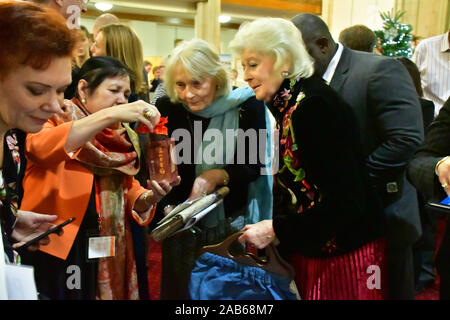 London, Großbritannien. 25. Nov 2019. Prinzessin Alexandra Browsen mit IoD in der Guildhall Weihnachtsmarkt am 25. November 2019, Guildhall, London, UK. Weihnachtsmarkt abgewürgt. Und der Vorsitzende des IoD Stadt Alastair King den Vorsitz in diesem Jahr Guildhall Weihnachtsmarkt am 25. November 2019, Guildhall, London, UK. Bild Capital/Alamy leben Nachrichten Stockfoto