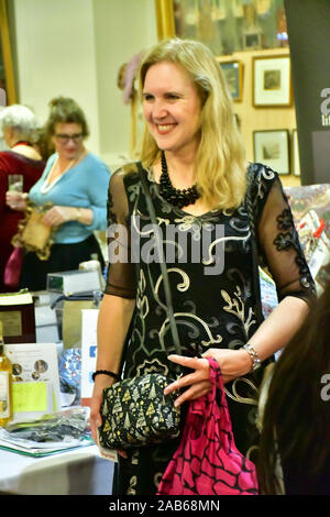 London, Großbritannien. 25. Nov 2019. Verehrte Prinzessin Alexandra Öffnen der Guildhall Weihnachtsmarkt. Und der Vorsitzende des IoD Stadt Alastair King den Vorsitz in diesem Jahr Guildhall Weihnachtsmarkt am 25. November 2019, Guildhall, London, UK. Bild Capital/Alamy leben Nachrichten Stockfoto