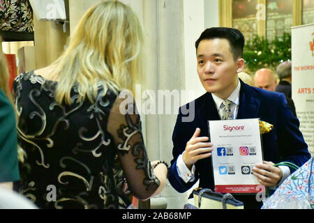 London, Großbritannien. 25. Nov 2019. Verehrte Prinzessin Alexandra Öffnen der Guildhall Weihnachtsmarkt. Und der Vorsitzende des IoD Stadt Alastair King den Vorsitz in diesem Jahr Guildhall Weihnachtsmarkt am 25. November 2019, Guildhall, London, UK. Bild Capital/Alamy leben Nachrichten Stockfoto