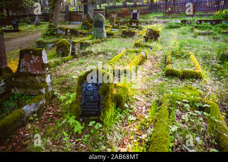 Grabsteine eines alten vergessenen Friedhof Stockfoto