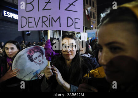 Istanbul, Türkei. 25 Nov, 2019. Die Demonstranten halten Sie Banner und Shout Slogans während des Internationalen Tages zur Beseitigung der Gewalt gegen Frauen Rally im Stadtteil Beyoglu in Istanbul, Türkei am 25. November 2019. Credit: Jason Dean/ZUMA Draht/Alamy leben Nachrichten Stockfoto