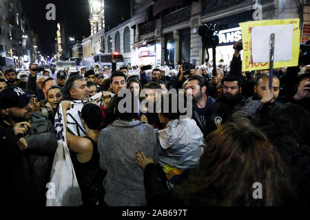 Istanbul, Türkei. 25 Nov, 2019. Eine kleine Gruppe von Demonstranten push Türkische Bereitschaftspolizei Barrikade während des Internationalen Tages zur Beseitigung der Gewalt gegen Frauen Rally im Stadtteil Beyoglu in Istanbul, Türkei am 25. November 2019. Credit: Jason Dean/ZUMA Draht/Alamy leben Nachrichten Stockfoto