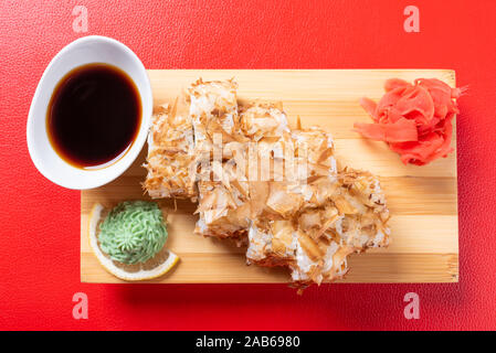 Getrockneter Thunfisch panade Rollen mit verschiedenen Füllungen. Close-up. Stockfoto
