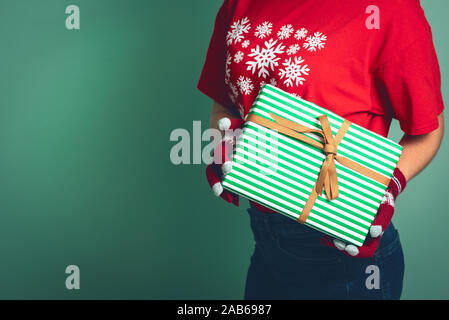 Mädchen, dass eine Box mit einem Geschenk für Weihnachten 2019. Stockfoto