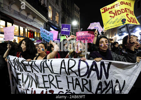 Istanbul, Türkei. 25 Nov, 2019. Die Demonstranten halten Sie Banner und Shout Slogans während des Internationalen Tages zur Beseitigung der Gewalt gegen Frauen Rally im Stadtteil Beyoglu in Istanbul, Türkei am 25. November 2019. Credit: Jason Dean/ZUMA Draht/Alamy leben Nachrichten Stockfoto