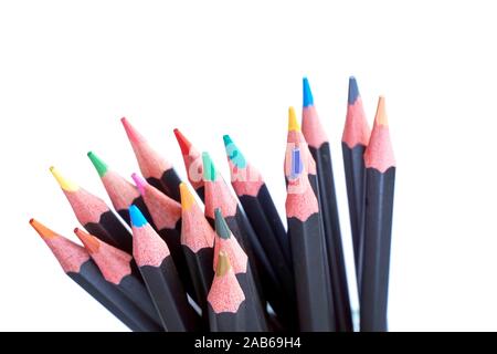 Nahaufnahme einer Reihe von schwarzen Buntstiften auf weißem Hintergrund Stockfoto