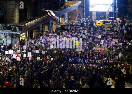 Istanbul, Türkei. 25 Nov, 2019. Die Demonstranten halten Sie Banner und Shout Slogans während des Internationalen Tages zur Beseitigung der Gewalt gegen Frauen Rally im Stadtteil Beyoglu in Istanbul, Türkei am 25. November 2019. Credit: Jason Dean/ZUMA Draht/Alamy leben Nachrichten Stockfoto