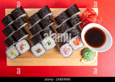 Einstellen der Mohnblumen mit verschiedenen Füllungen. Mit Ingwer und Wasabi. Close-up. Stockfoto
