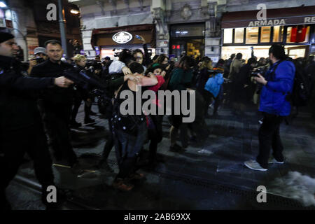 Istanbul, Türkei. 25 Nov, 2019. Polizisten mit Pfefferspray eine Kleine Gruppe von Demonstranten während des Internationalen Tages zur Beseitigung der Gewalt gegen Frauen Rallye im Stadtteil Beyoglu in Istanbul, Türkei zerstreuen am 25. November 2019. Credit: Jason Dean/ZUMA Draht/Alamy leben Nachrichten Stockfoto