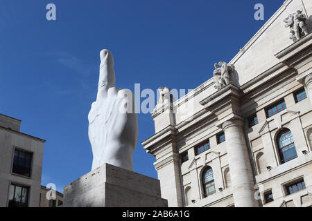 5 Otober Mailand Italien 2019 L.O.V.E. Der Finger, Skulptur des italienischen Künstlers Maurizio Cattelan vor dem Palazzo Mezzanotte (Palazzo della Borsa) Stockfoto