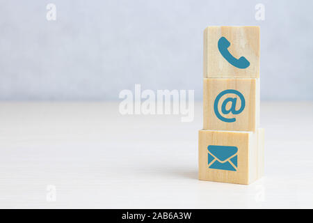 Holzblock Würfel Symbol Telefon, E-Mail-Adresse. marketing Konzept Stockfoto